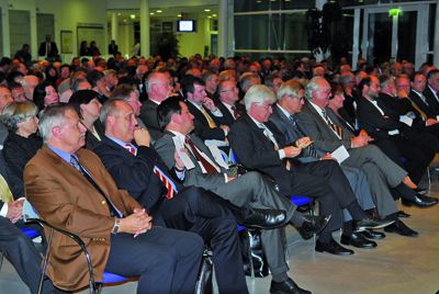 Bis auf den letzten Platz besetzt: <br>Die Eröffnungsfeier des 62. Bayerischen Ärztetages in Straubing.