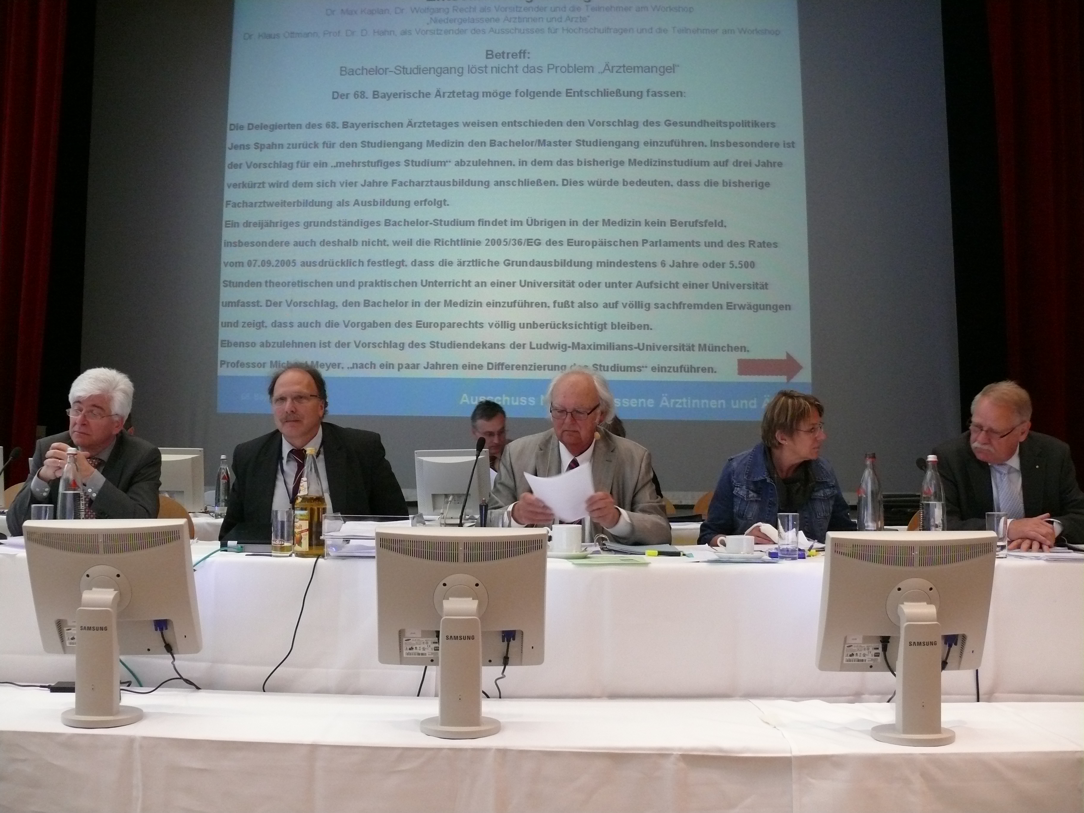 Auf dem Podium: (1. R. v. links ) Dr. Max Kaplan, Dr. Rudolf Burger, <br>Dr. H. Hellmut Koch, Gabriele Flurschütz, Dr. Klaus Ottmann
