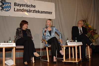 Podiumsdiskussion <br>Sozialministerin Christa Stewens, Moderatorin Conny Czymoch und<br> BLÄK-Präsident Dr. H. Hellmut Koch (v. li.)